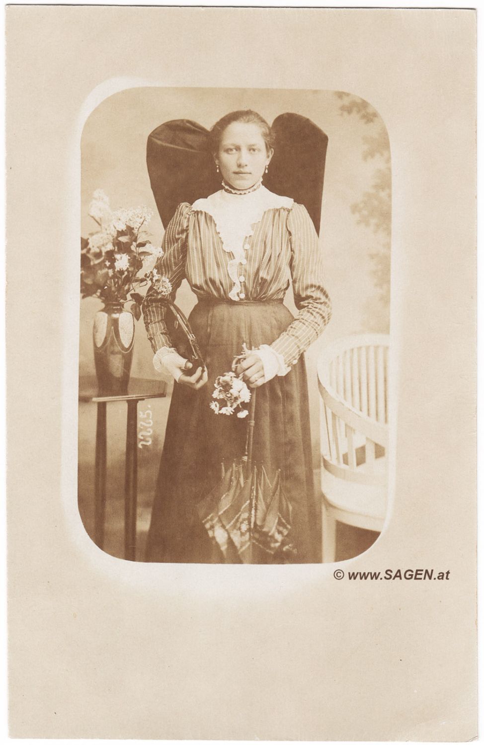 Junge Frau mit Tracht und Kopftuch Oberösterreich