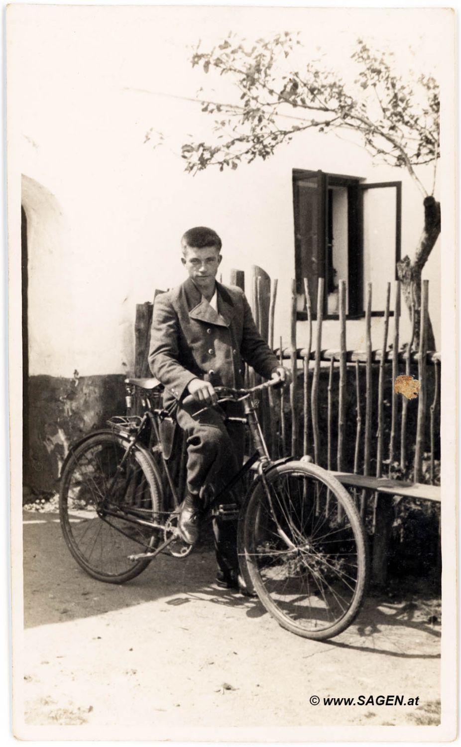 Junger Mann mit Fahrrad