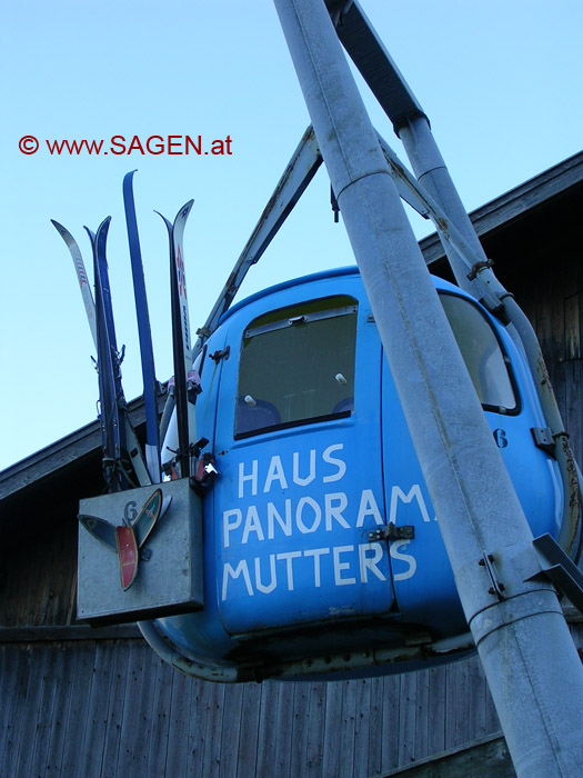 Kabine der alten Muttereralmbahn, Tirol