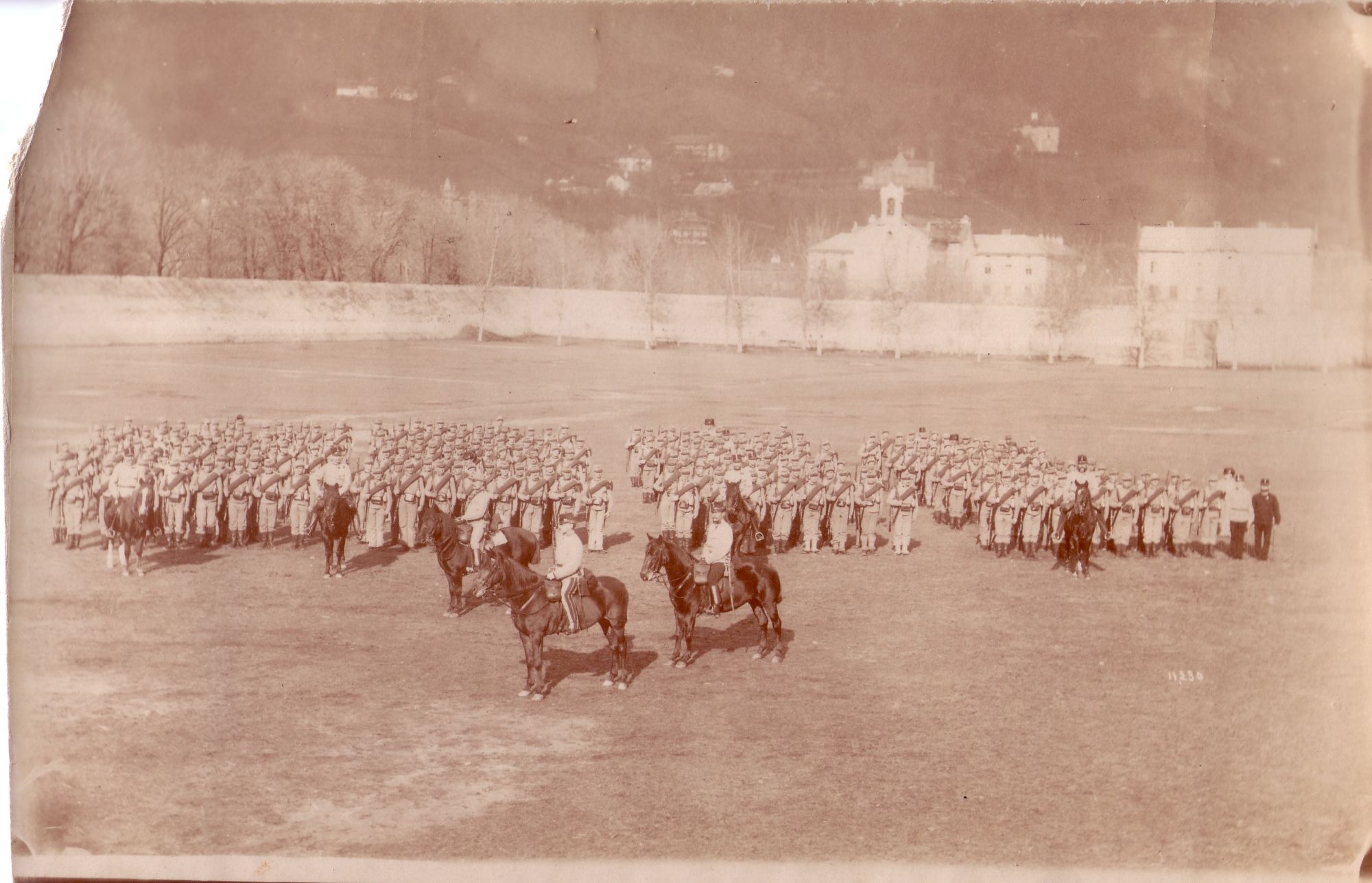 Kaiserjäger auf dem Innsbrucker Kasernengelände "Fennerkaserne"
