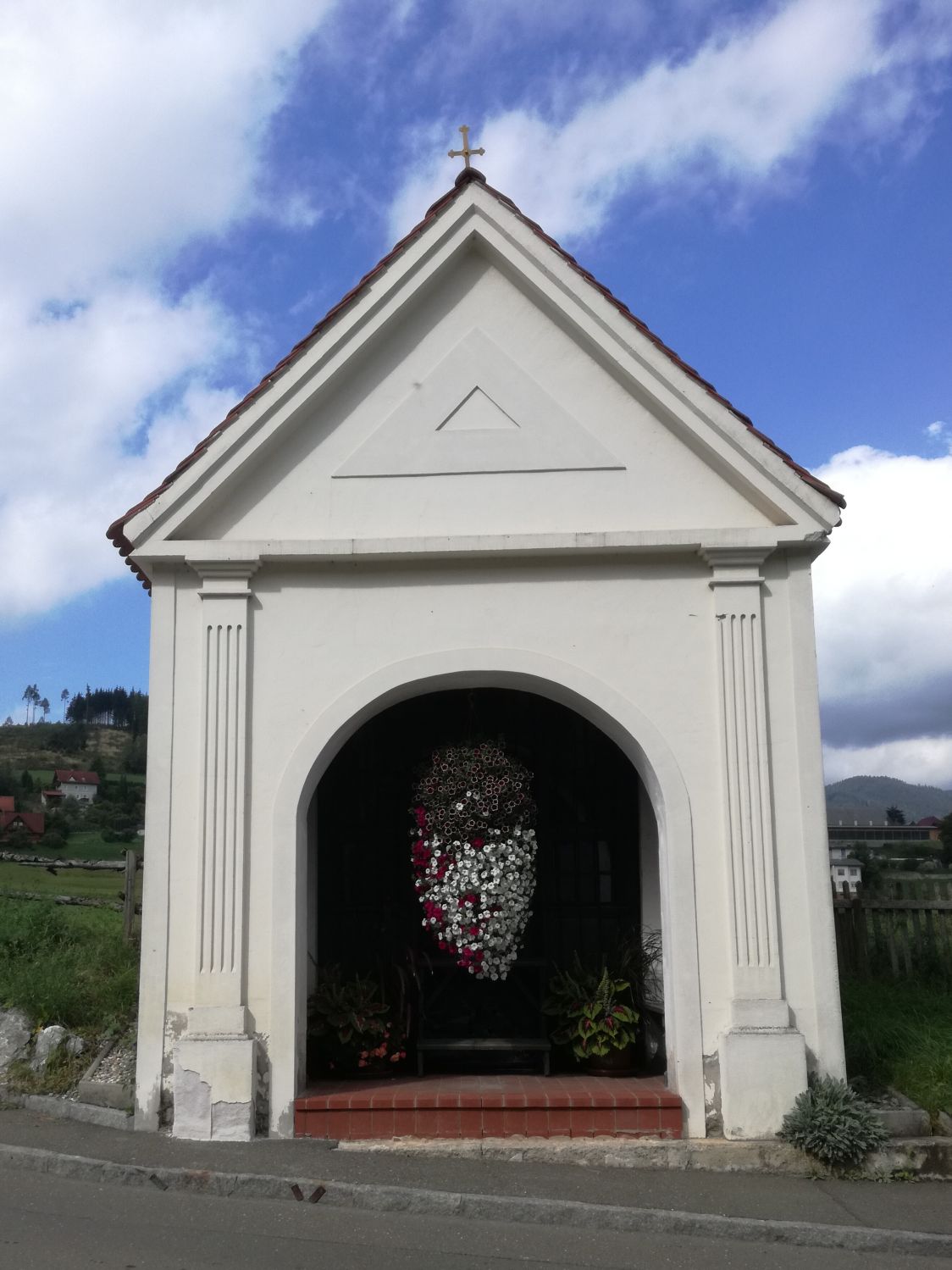 Kapelle mit Blumenschmuck in Oberaich