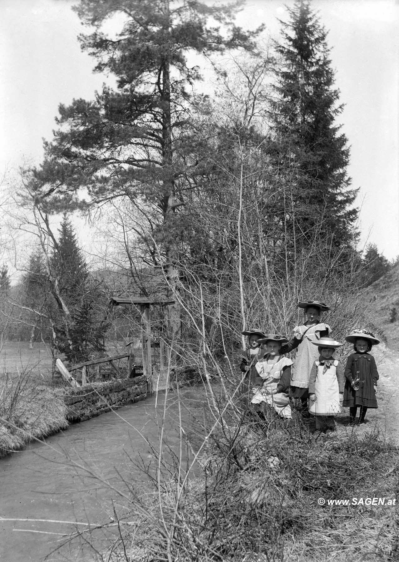 Kindergruppe am Bach um 1900