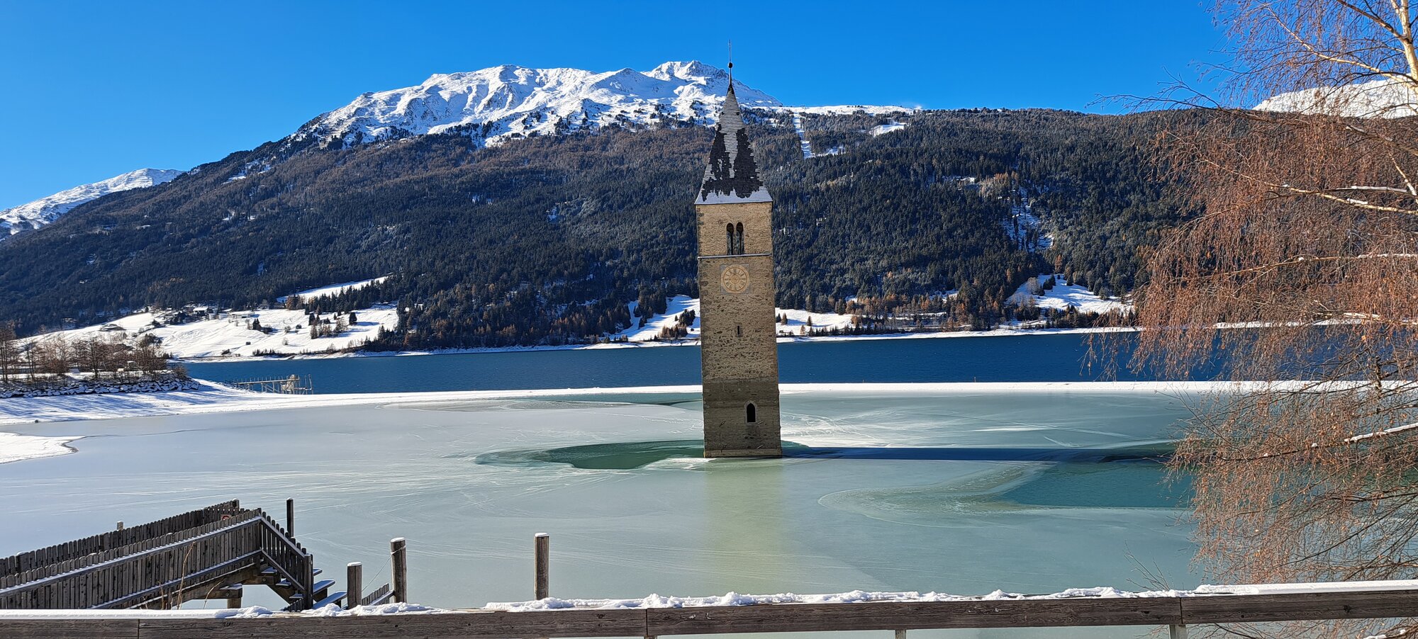 Kirchturm von Alt-Graun im Winter