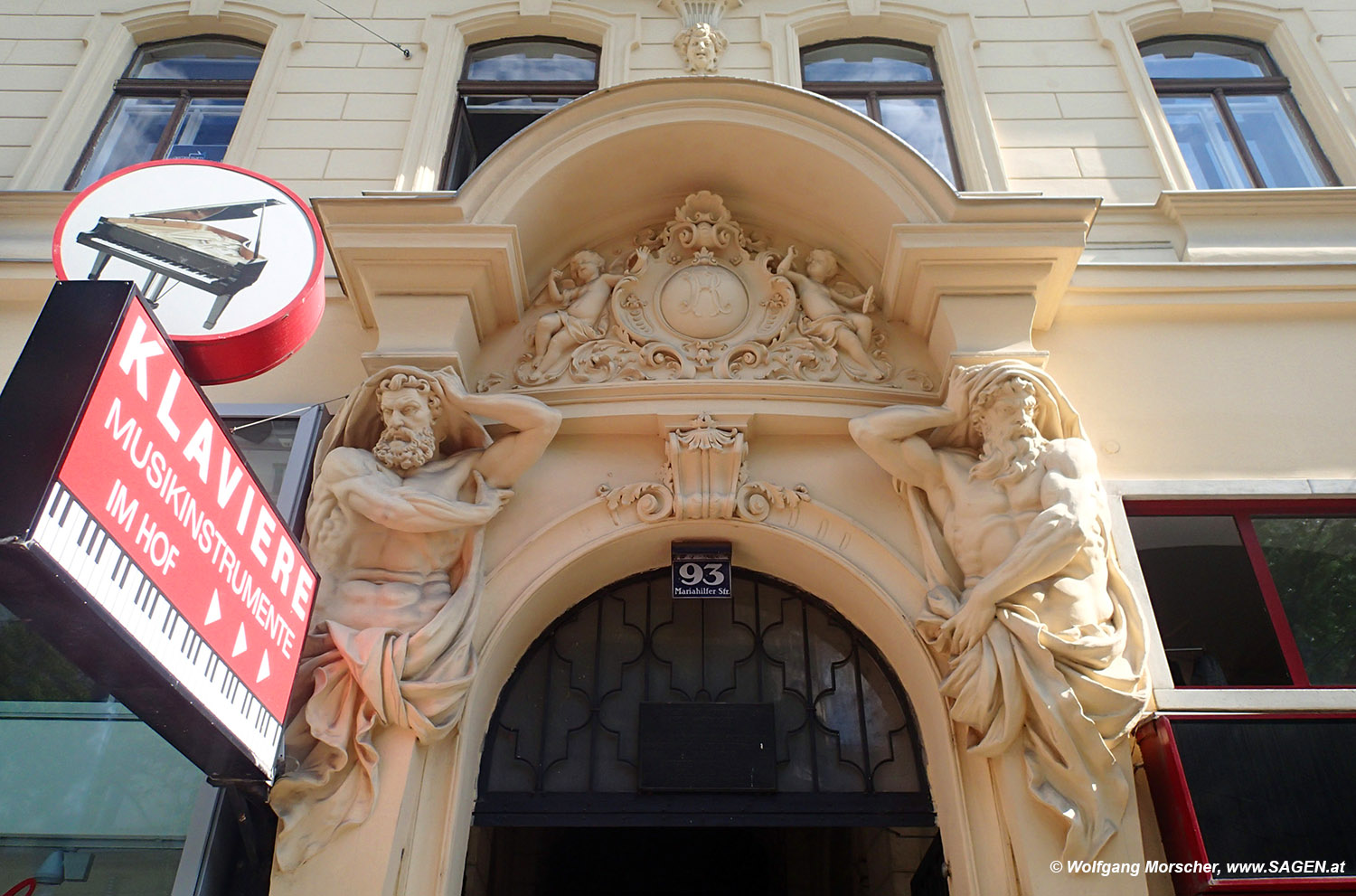 klassizistisches Hausportal mit Titanen, Wien