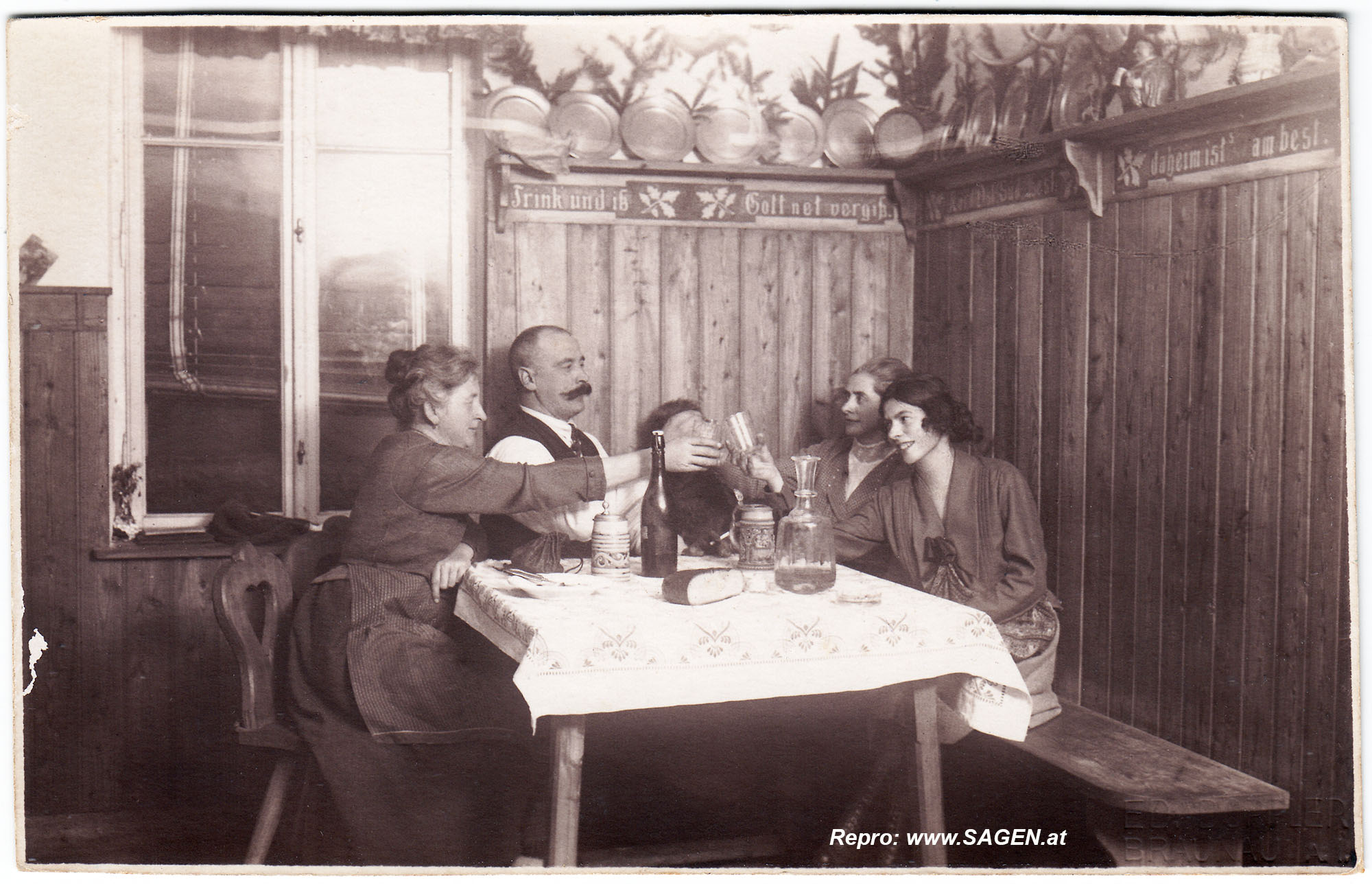 kleine Runde im Gasthaus, 1930er Jahre
