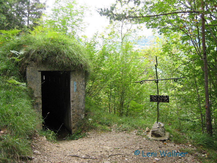 Kreuz am Tunnelausgang