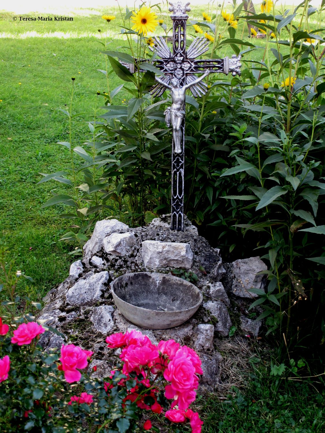 Kreuz im Gartenareal der Wallfahrtskirche Maria Raisenmarkt