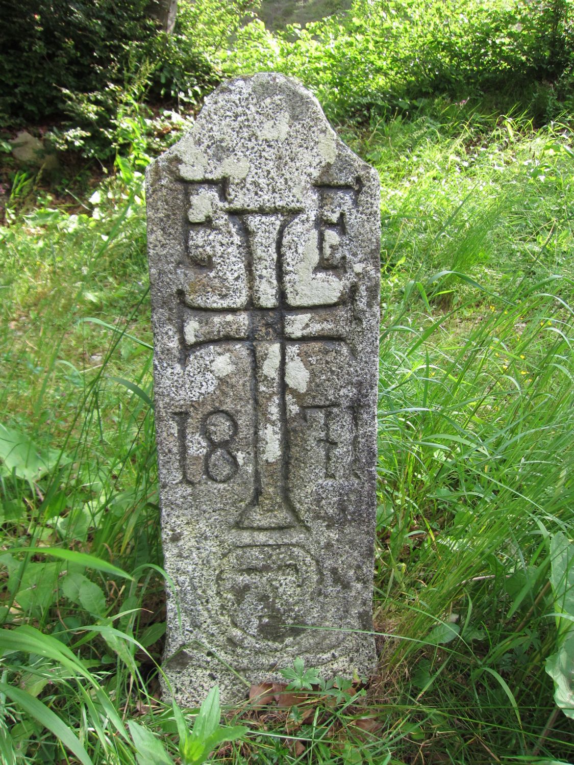 Kreuzstein auf dem Passo Durone