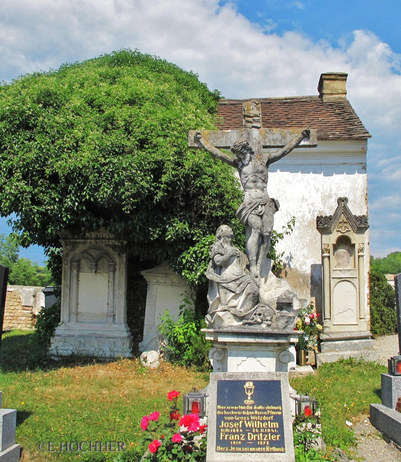 Kruzifix mit Maria Magdalena Friedhof Groß-Wetzdorf