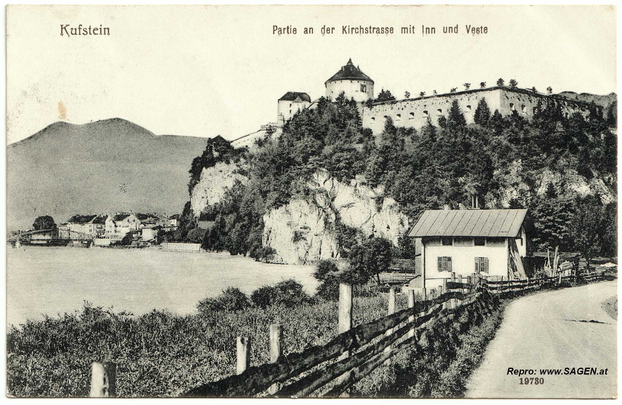 Kufstein, Partie an der Kirchstraße mit Inn und Veste um 1906