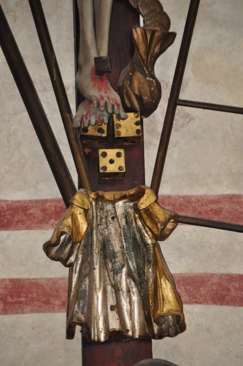 Leidenswerkzeuge auf dem Kruzifix von Metnitz