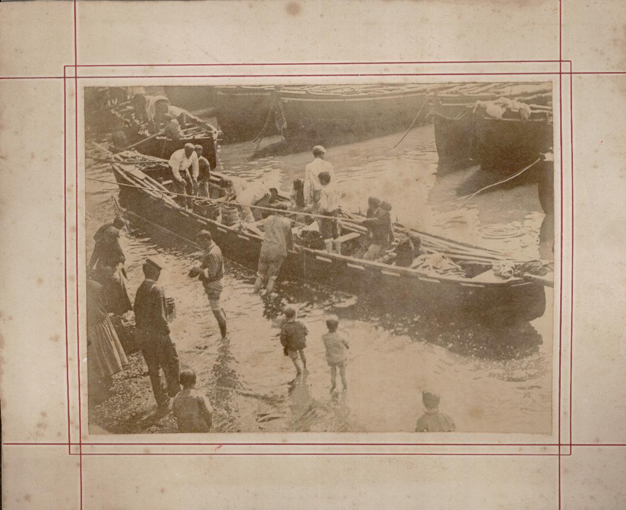 Lequeitio Hafen um 1890 arbeitende Kinder und Fischerboot