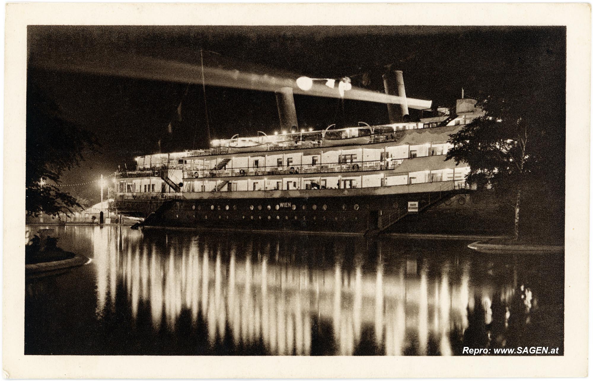 Lloyddampfer "Wien" bei Nacht, Prater 1913