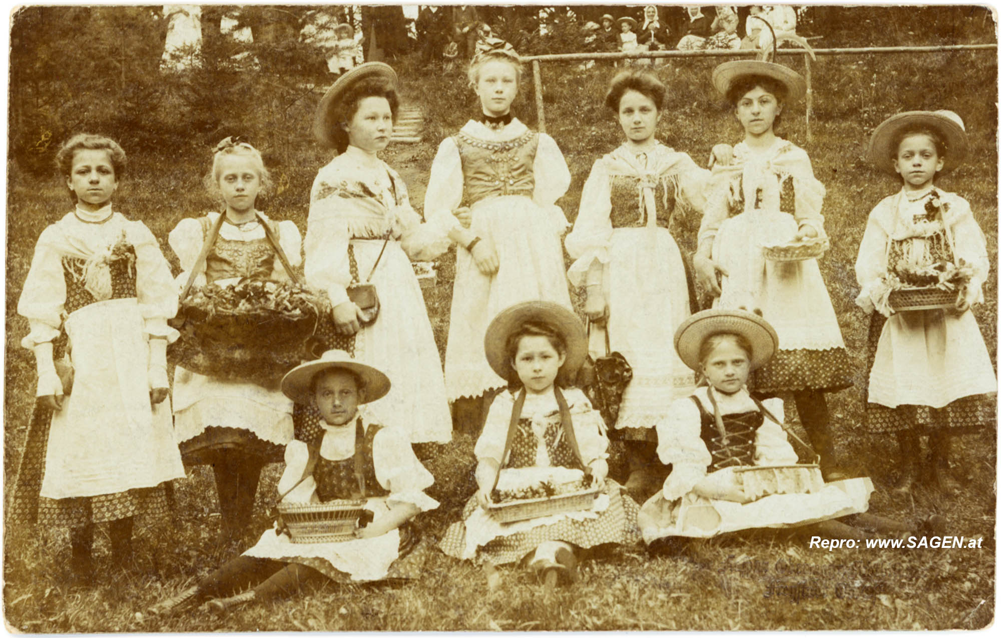 Mädchen in oberösterreichischer Tracht, Freistadt 1906