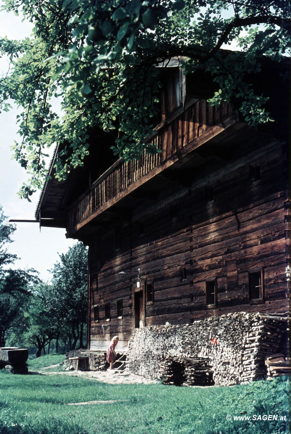Mädchen vor Bauernhaus St. Gilgen