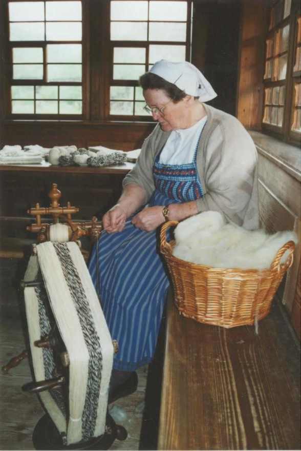Meine Mutter beim spinnen