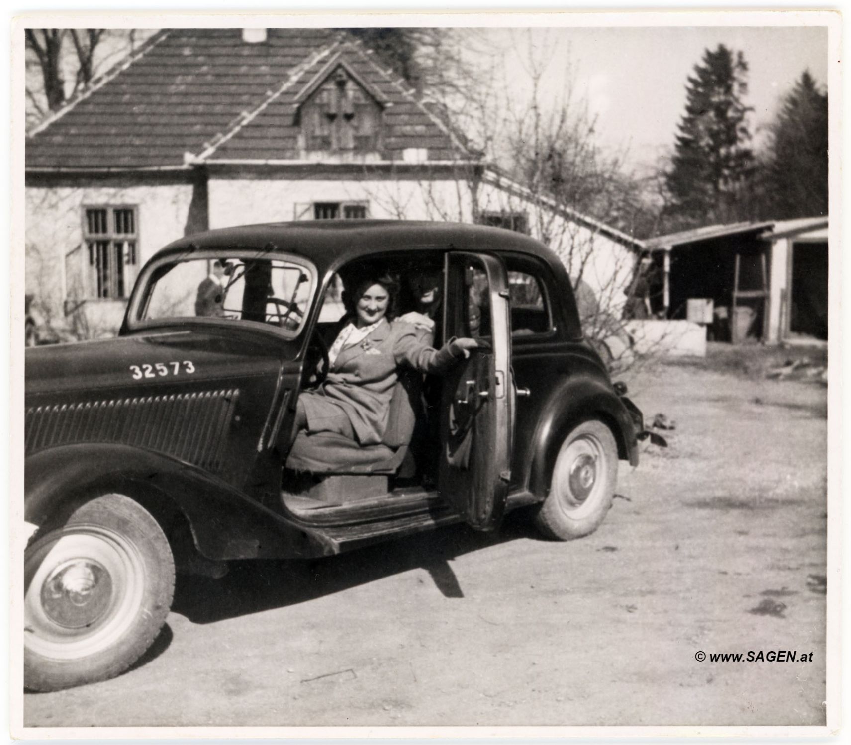 Mercedes 170 mit Autofahrerin