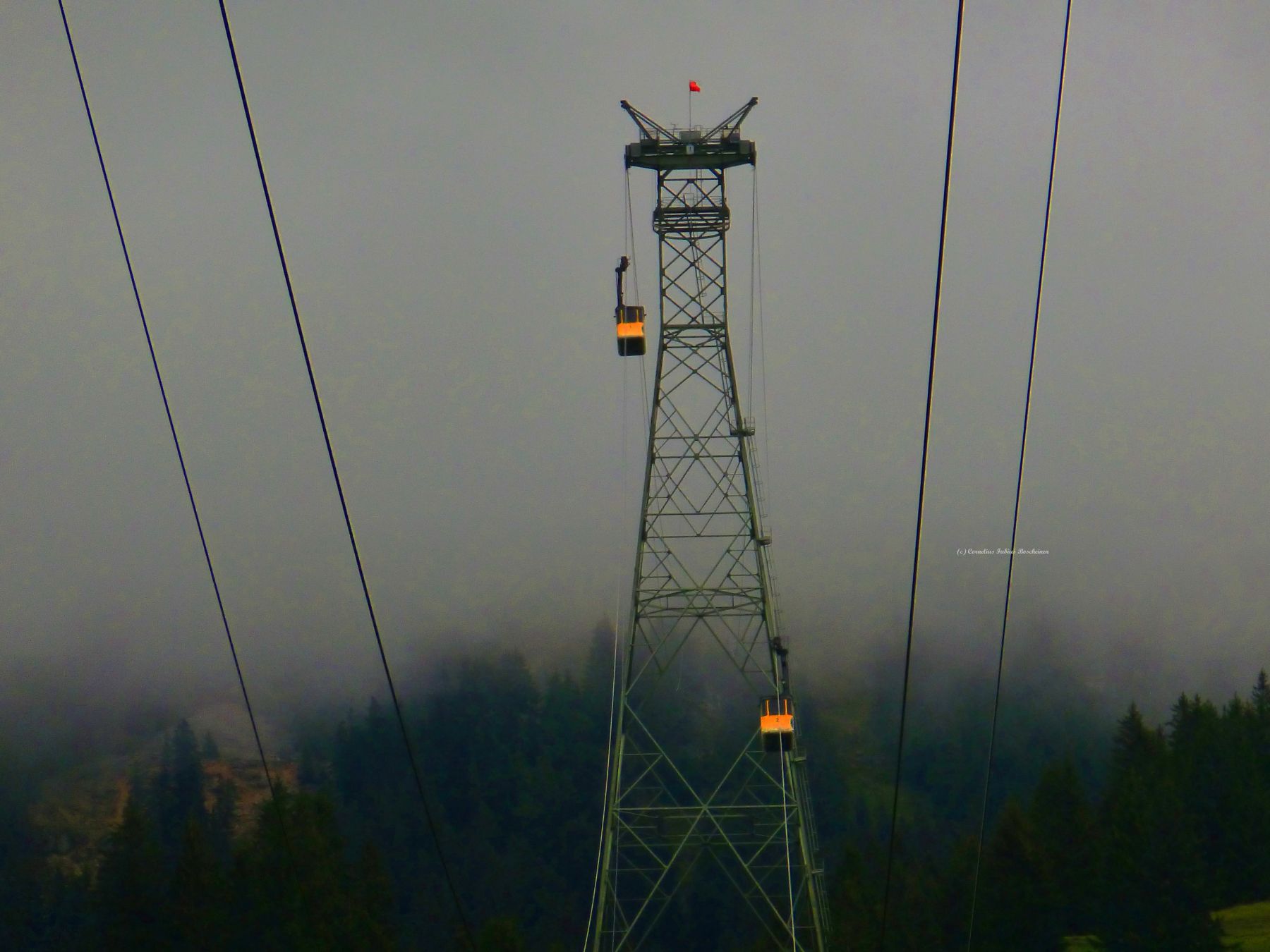 Mit der Wendelstein Seilbahn durch die rauen Lüfte, in den Nebel der Berge.