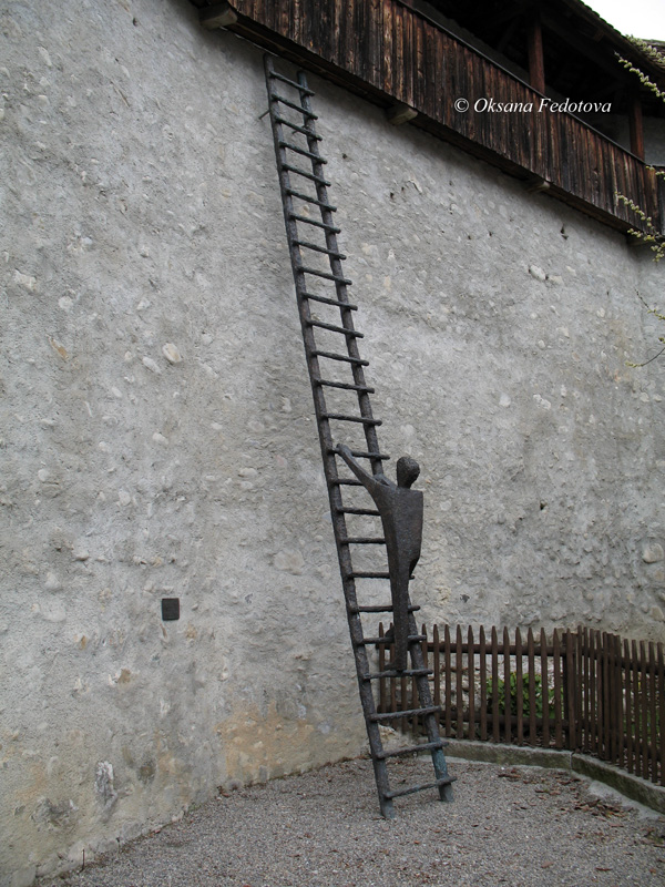 moderne Skulptur im Innenhof des Weberzunfthauses