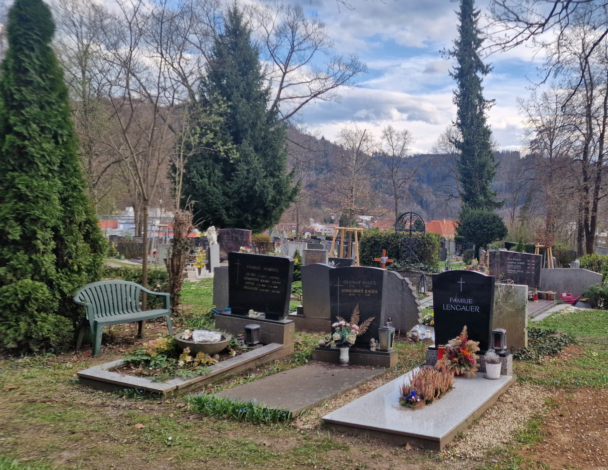 Monobloc-Bank am Friedhof Kapfenberg