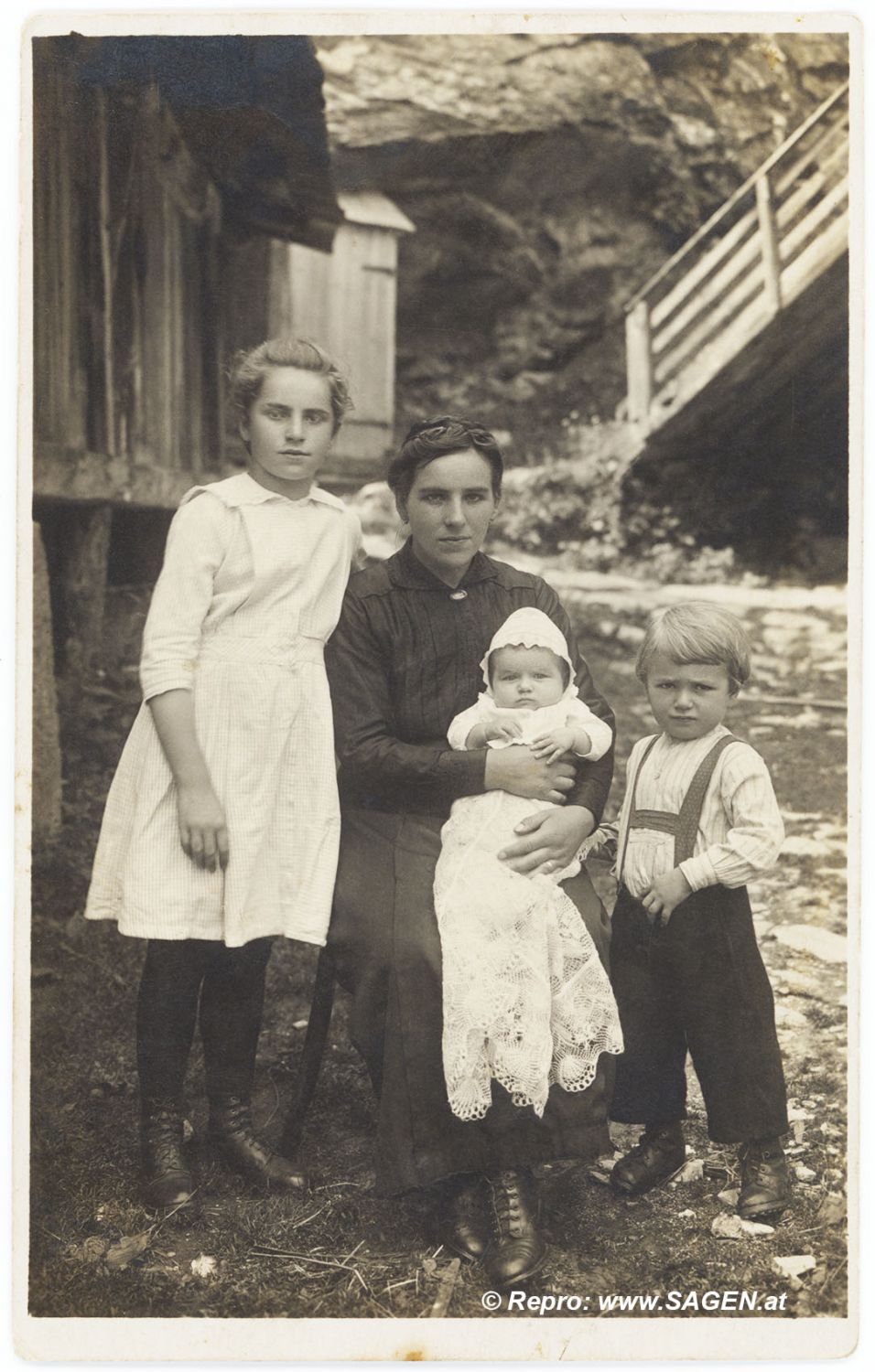 Mutter mit drei Kindern 1918