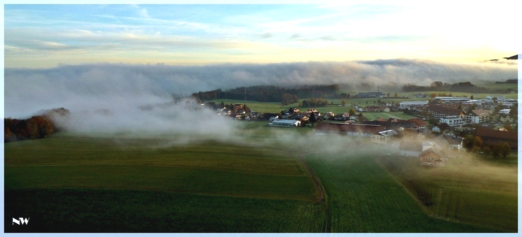 Nebel rollt auf Eugendorf zu.