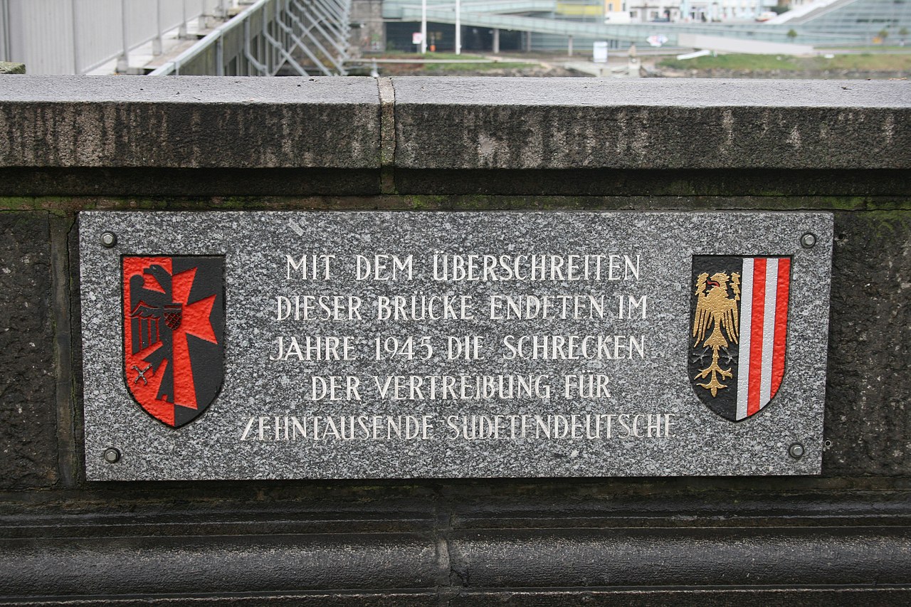Nibelungenbrücke Linz Inschrift