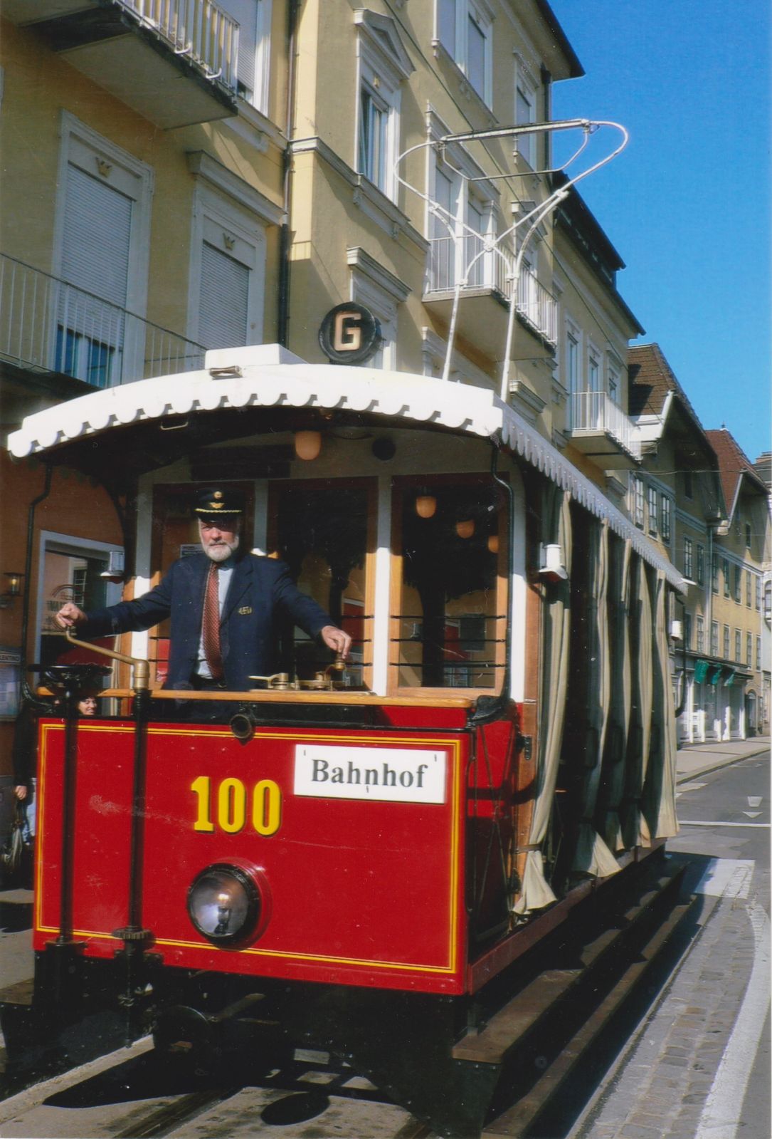 Nostalgie-Straßenbahn GM 100 in Gmunden, Franz-Josef-Platz