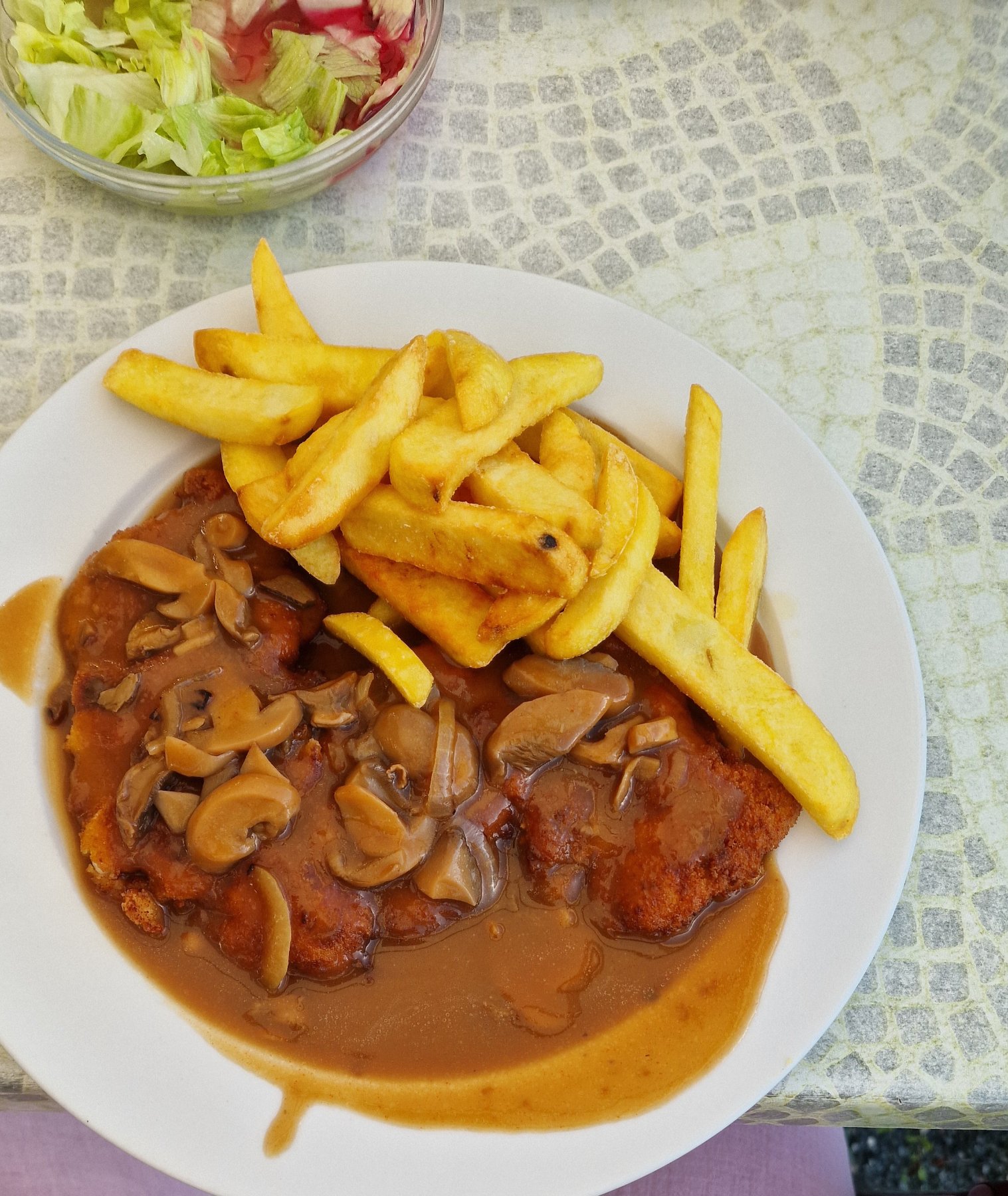 Paniertes Schnitzel mit Sauce
