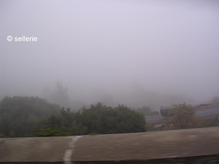 Pass-Straße im dichten Nebel