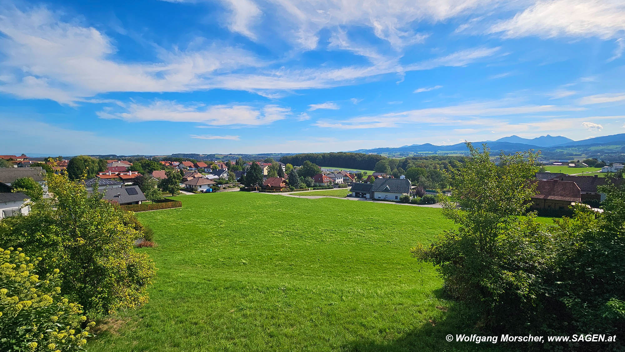 Pfarr- und Wallfahrtskirche hl. Martin, Ohlsdorf, Aussicht zum Traunviertel
