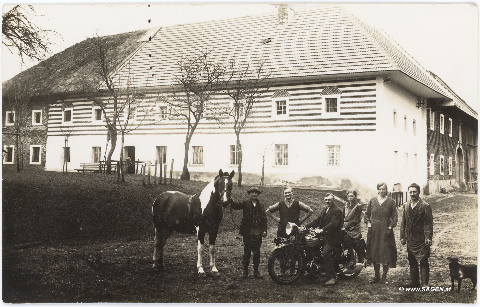 Porträt Bauernfamilie mit Pferd und Motorrad