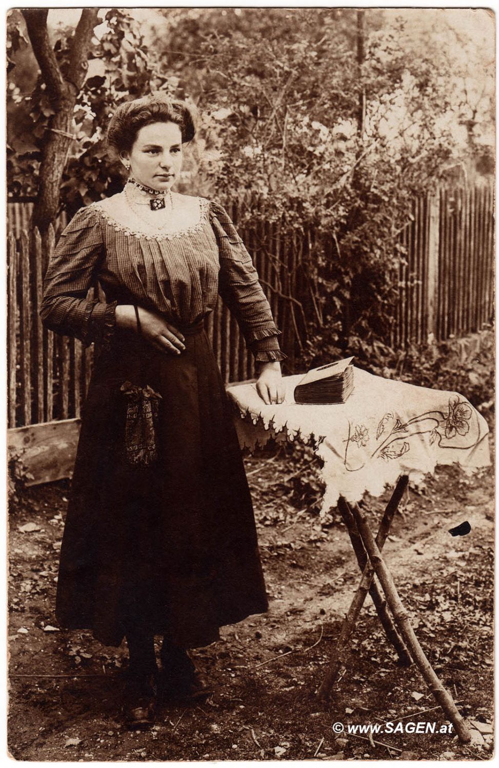 Porträt einer Dame im Garten