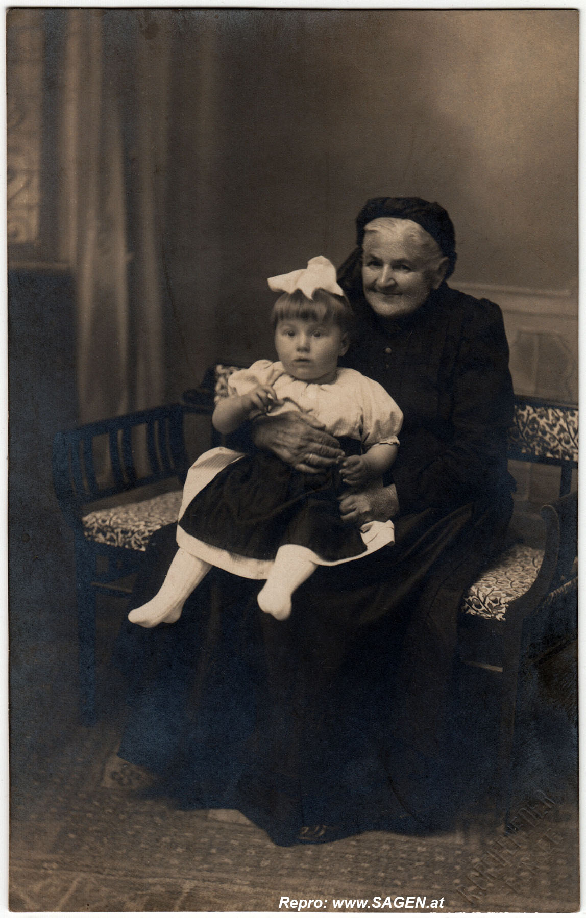 Porträt Oma mit ihrer Enkelin im Fotoatelier, Ebensee