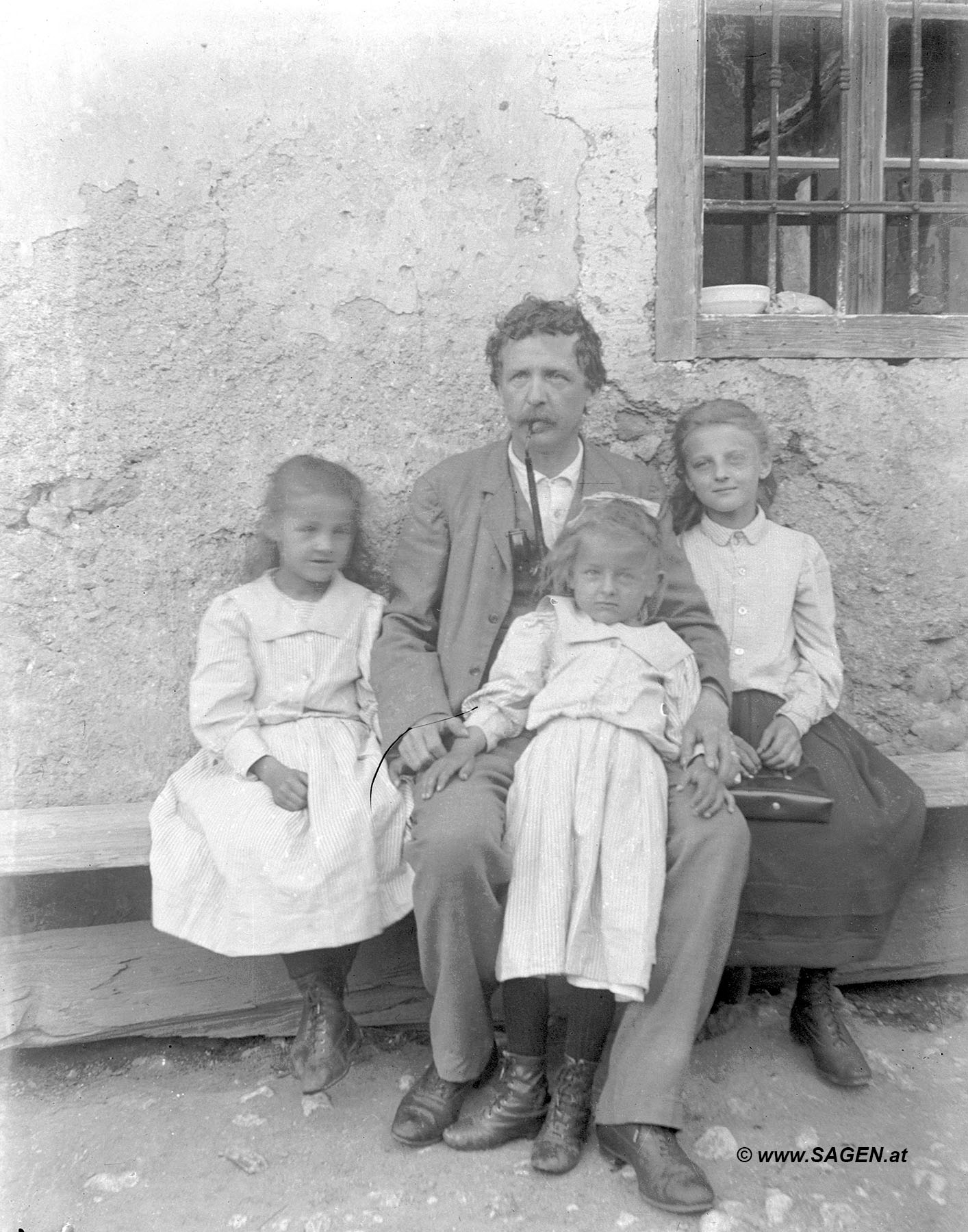 Porträt Vater mit drei Töchtern um 1900