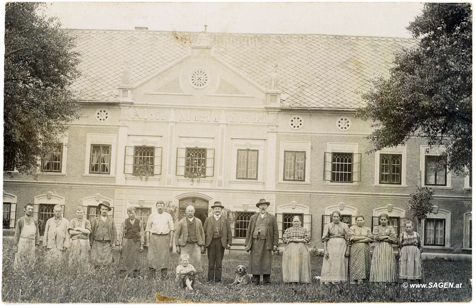 Porträt vor Bauernhof des Alois Stöckl Hochbruck, Aschbach-Markt