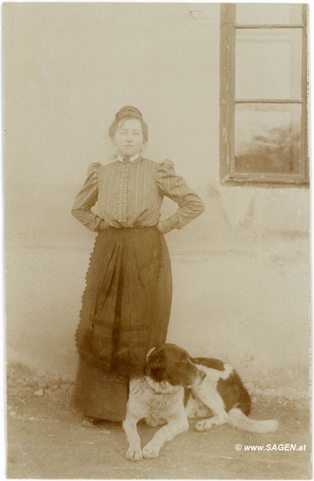 Porträt vor Fenster mit Hund