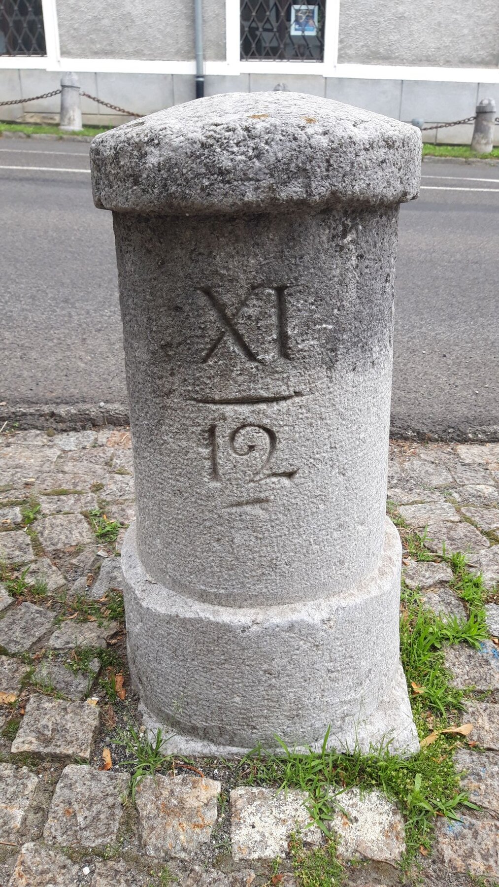 Postmeilenstein in Gmünd. 4. von 7 Begrenzungssteinen vor dem oberen Stadttor.