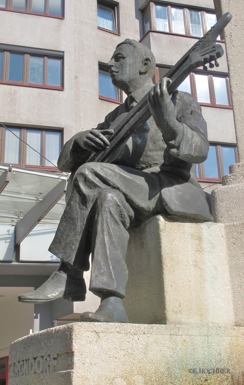 Prof. Adolf Rondorf auf dem Alszauber–Brunnen