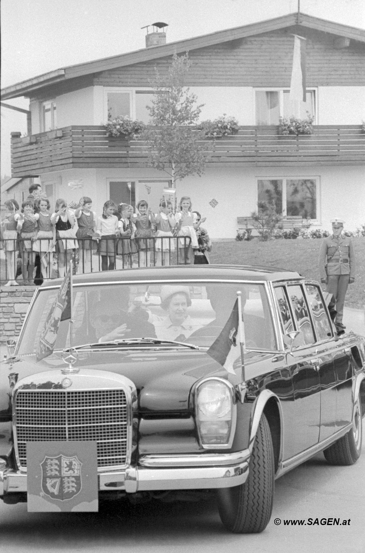 Queen Elizabeth II. im SOS-Kinderdorf Seekirchen am Wallersee Mai 1969