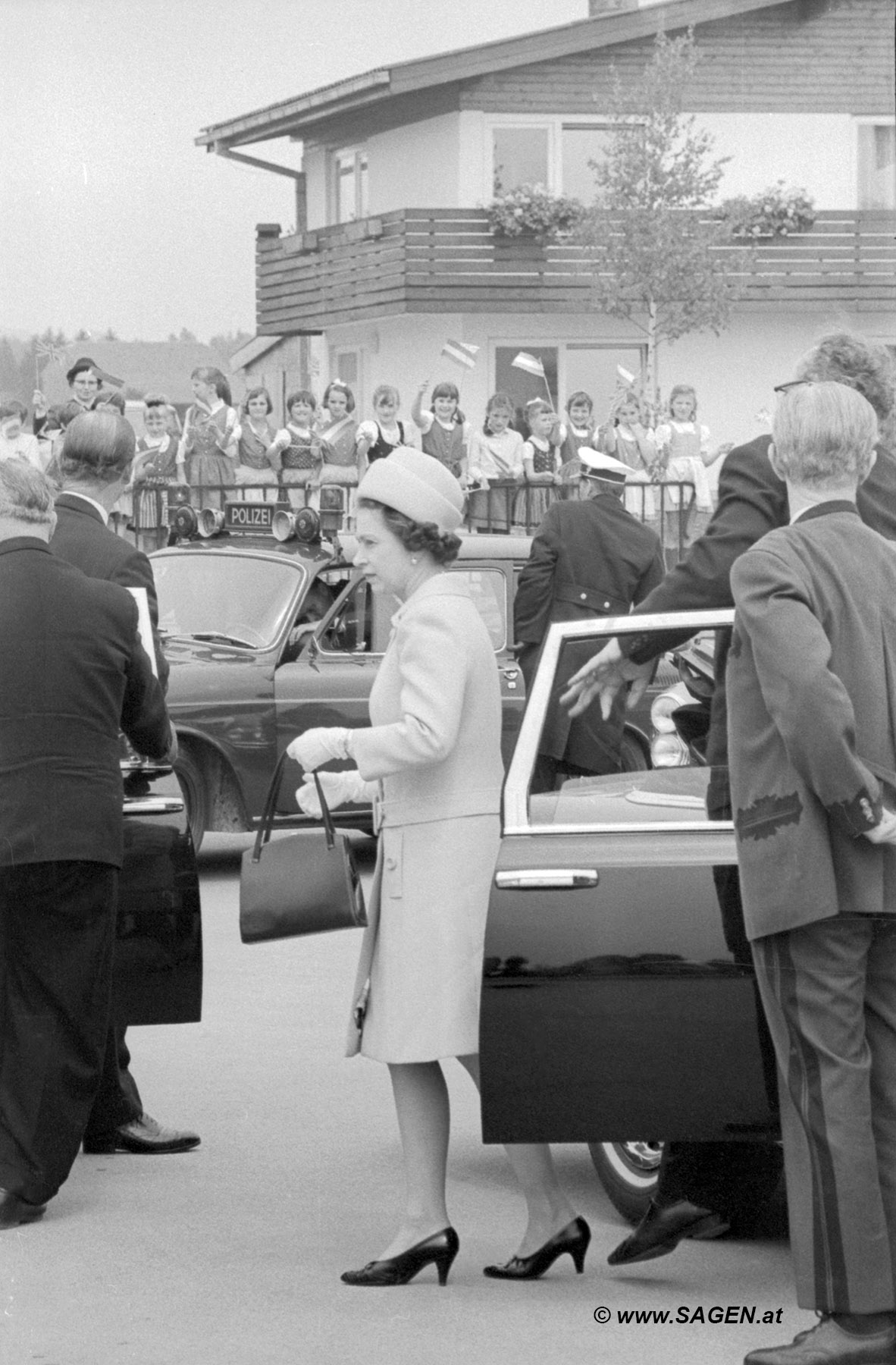 Queen Elizabeth II. im SOS-Kinderdorf Seekirchen am Wallersee Mai 1969