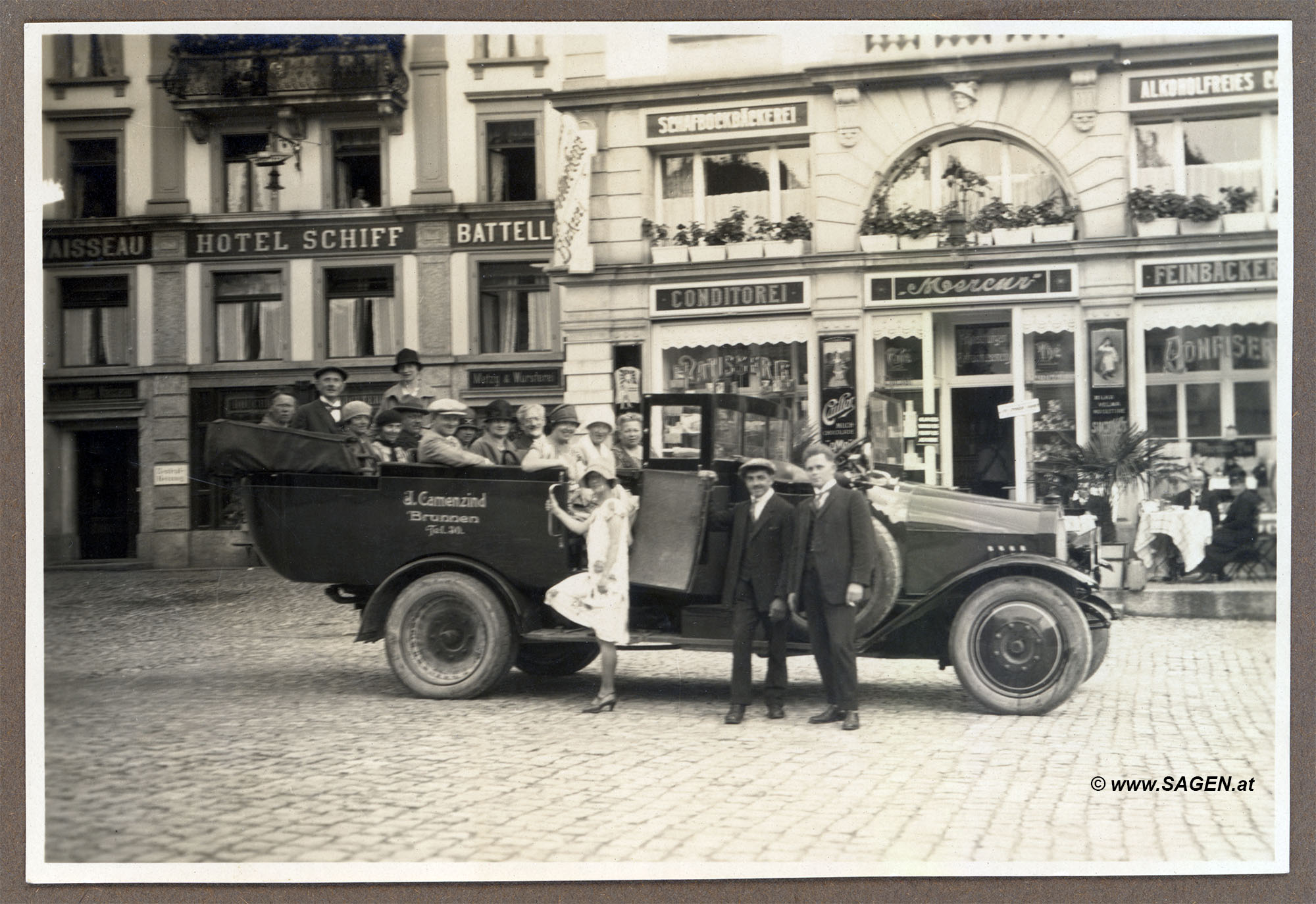 Reisegruppe in Auto vor Hotel Schiff