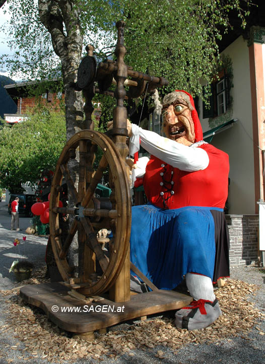 Riesin am Spinnrad