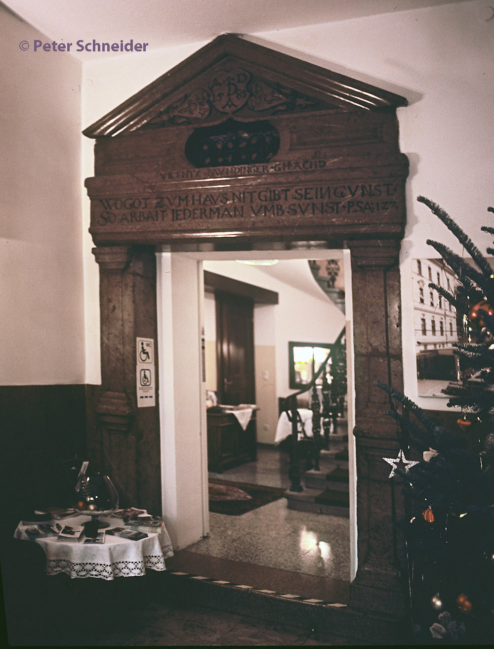 Rotmarmorportal