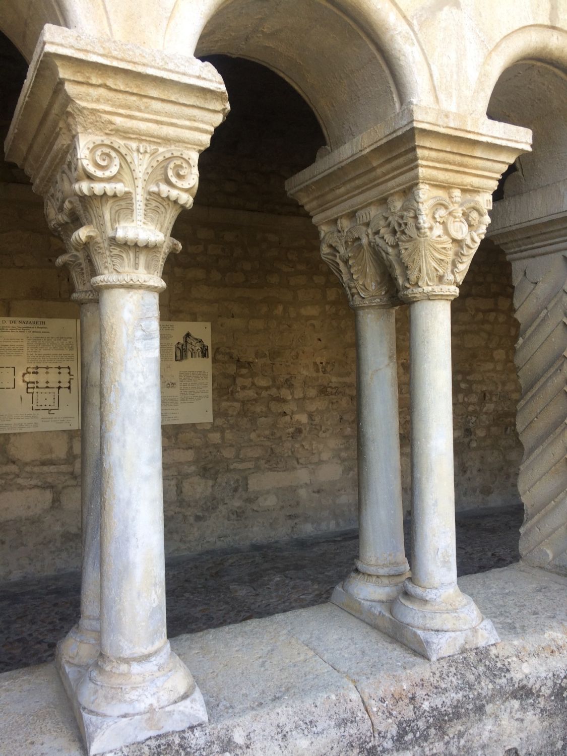 Säulen im romanischen Kreuzgang in Vaison-la -romaine