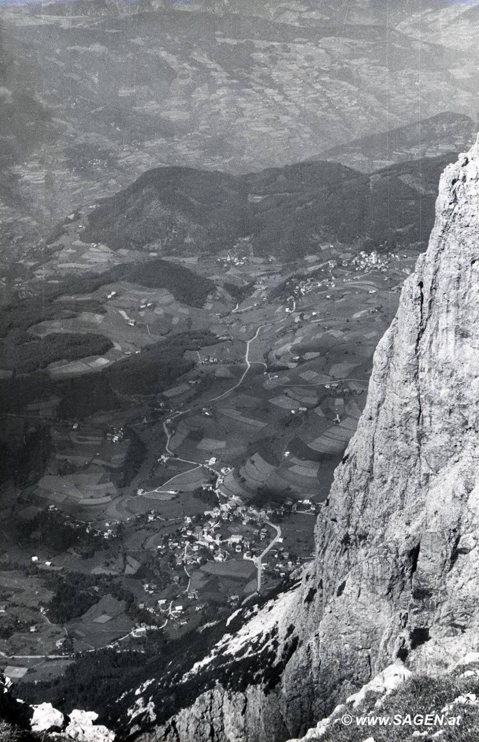 Südtiroler Bergwelt - Blick vom Schlern auf Seis und Kastelruth