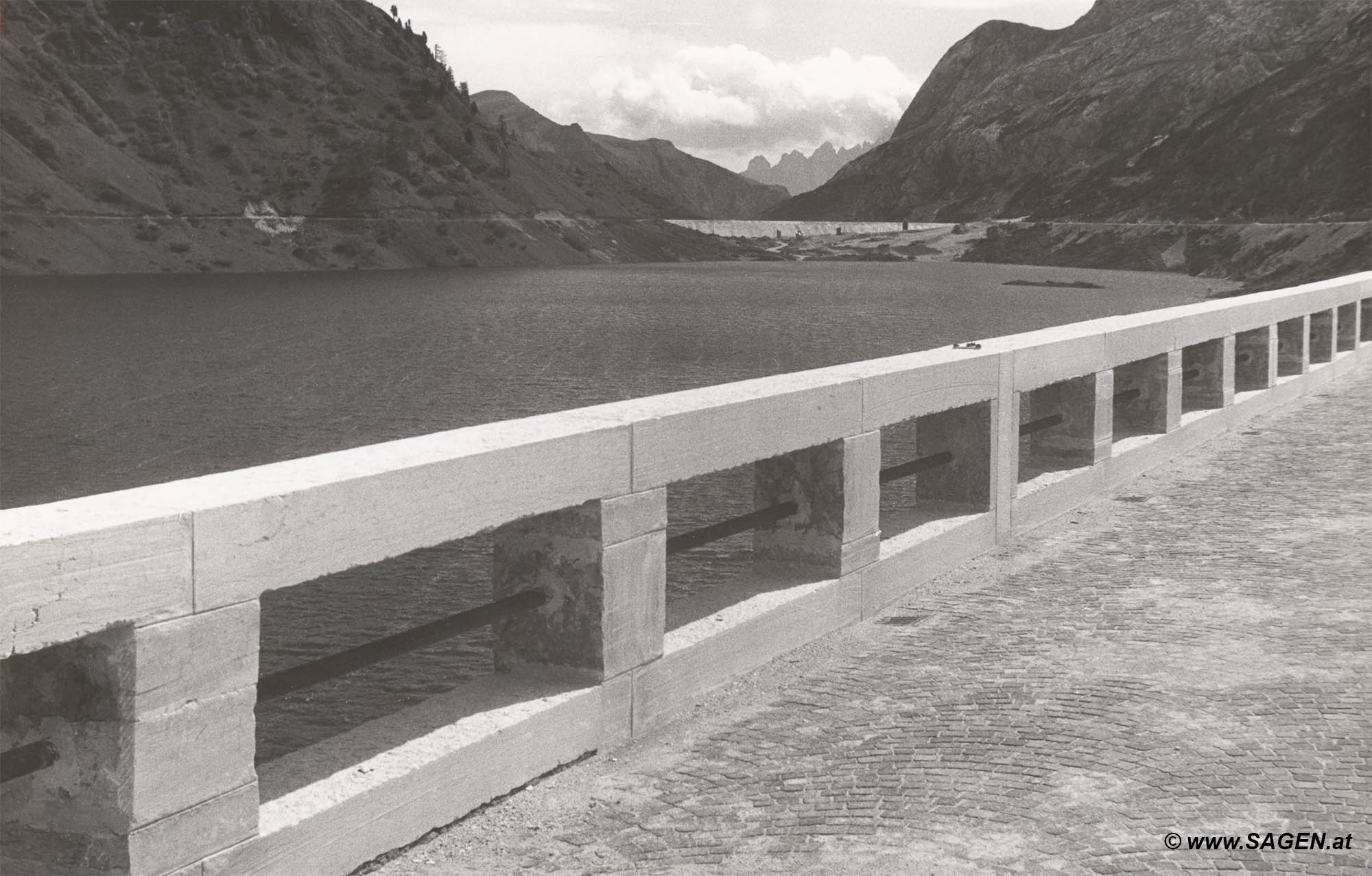 Südtiroler Bergwelt - Stausee am Fedaia Joch, Trentino