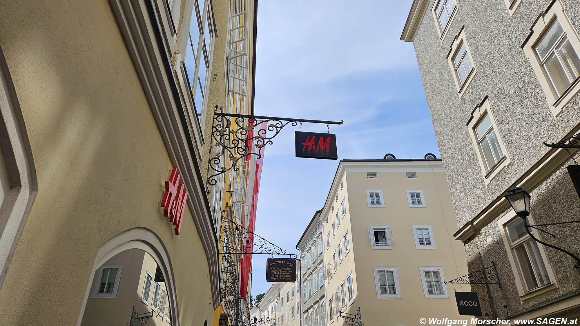 Salzburg Geschäftsausleger H&M, ecco und Roittner-Passage