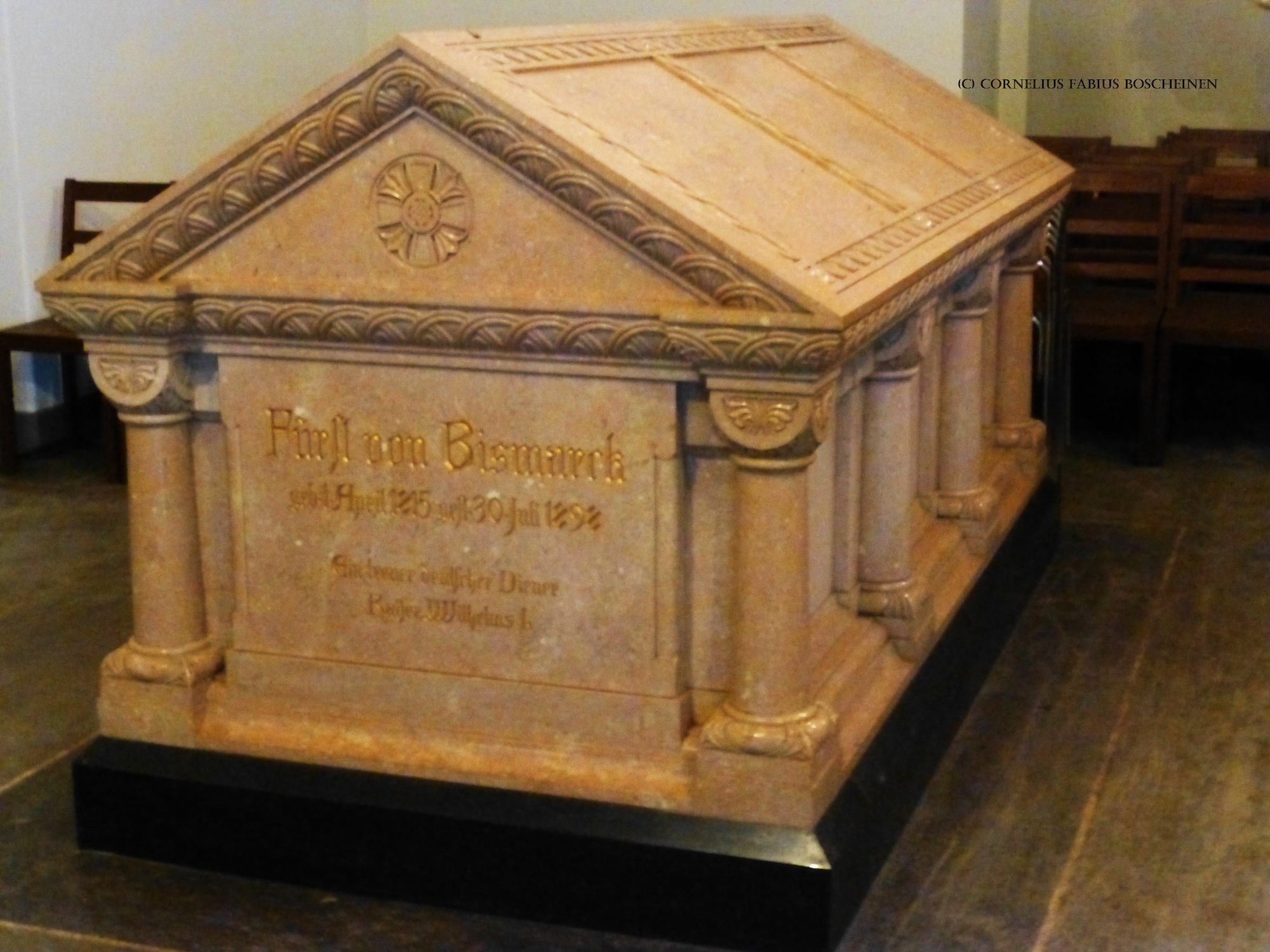 Sarkophag Bismarcks im Mausoleum in Friedrichsruh.