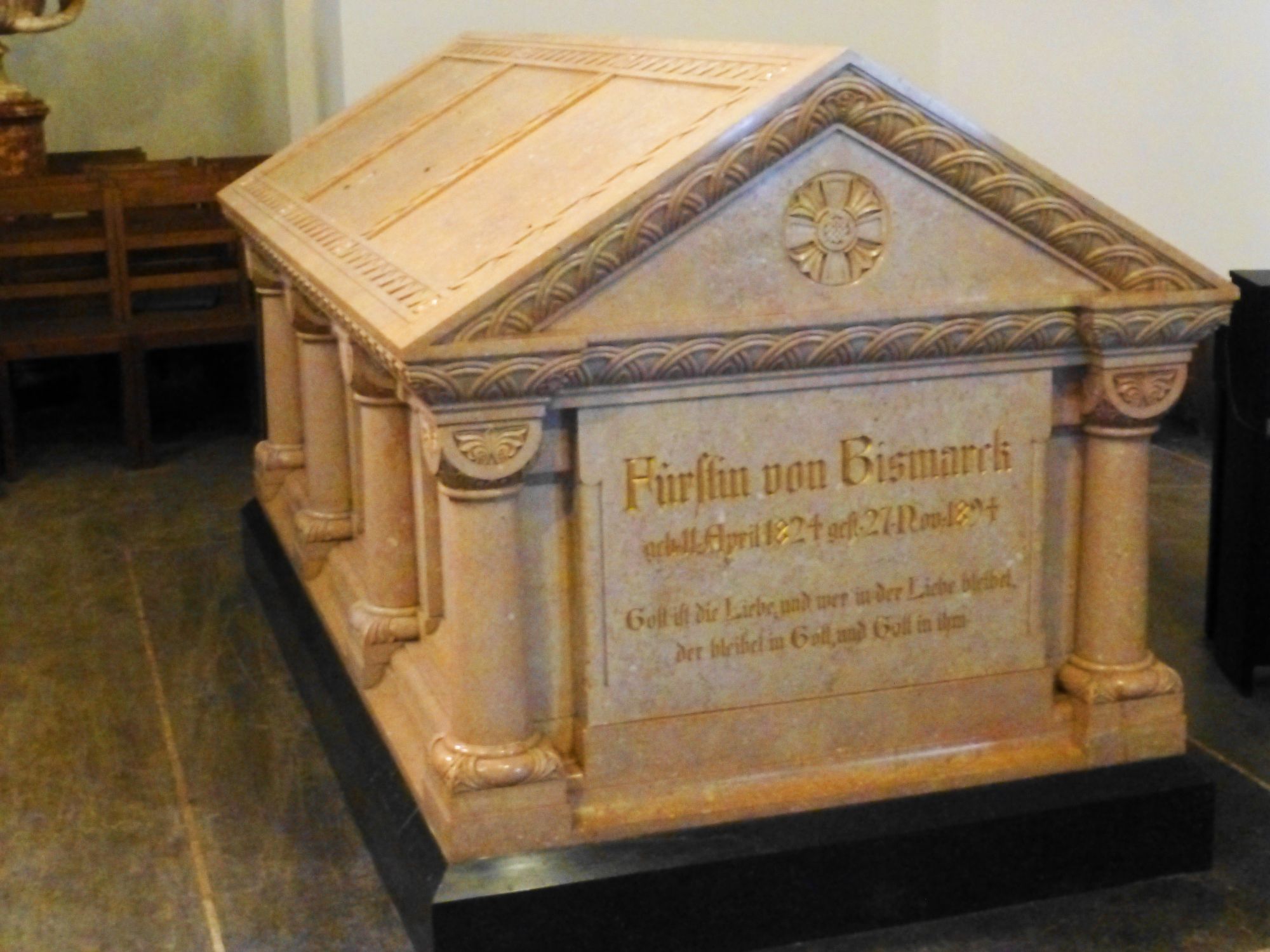 Sarkophag der Gattin von Bismarck im Bismarck-Mausoleum.